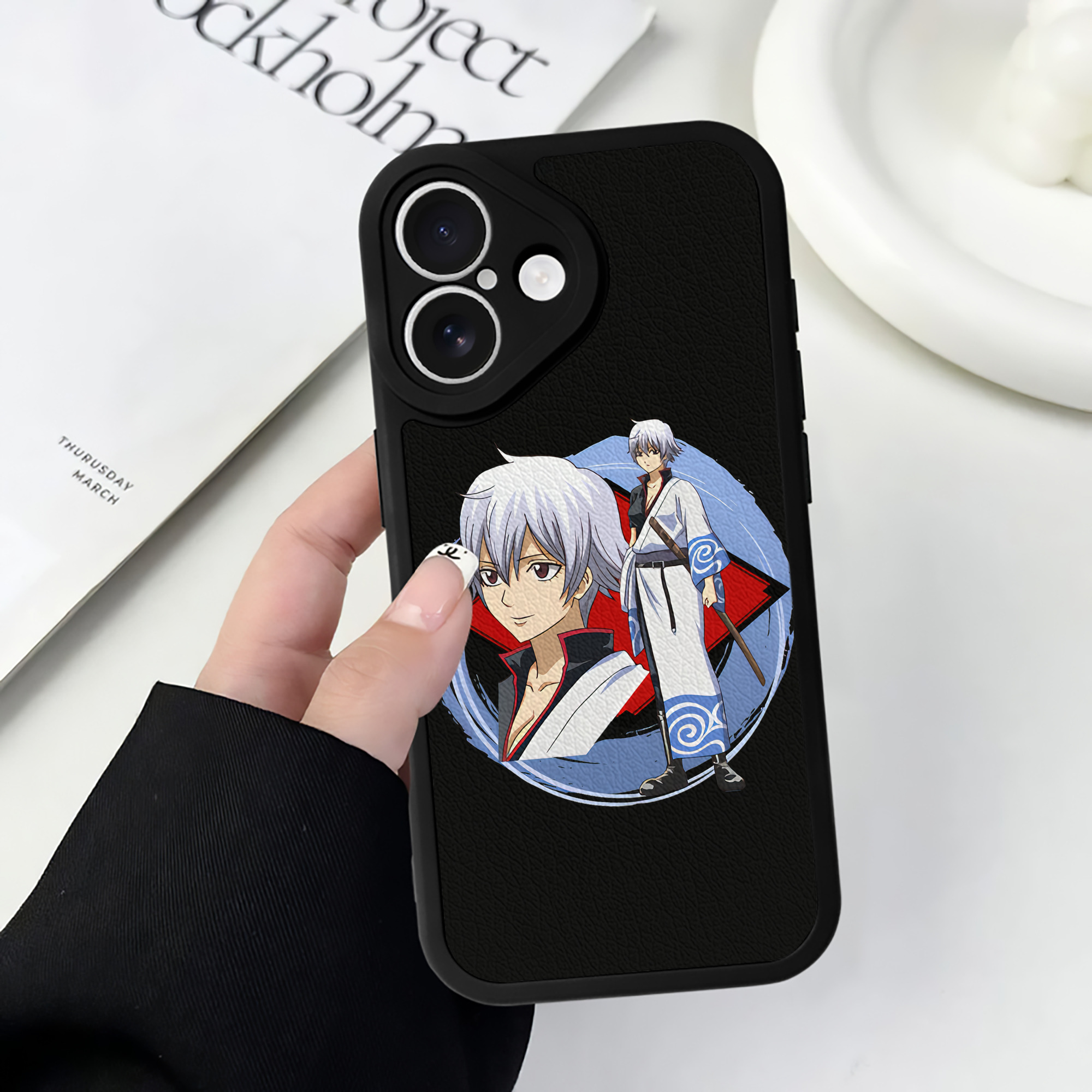 （画像用） ぎんたま 坂田銀時（さかたぎんとき） 神楽 志村新八（しむら しんぱち） GINTAMA Sakata Gintoki Kagura Shimura Shinpachi 【iPhone 16シリーズ対応】シリコンスマホケース（レザー調） 材質：シリコン